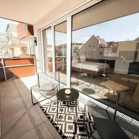 Sonnenseite Mit Balkon In Apartment
