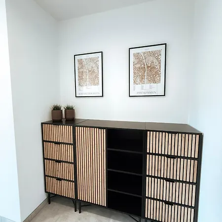 Sonnenseite Mit Balkon In Apartment