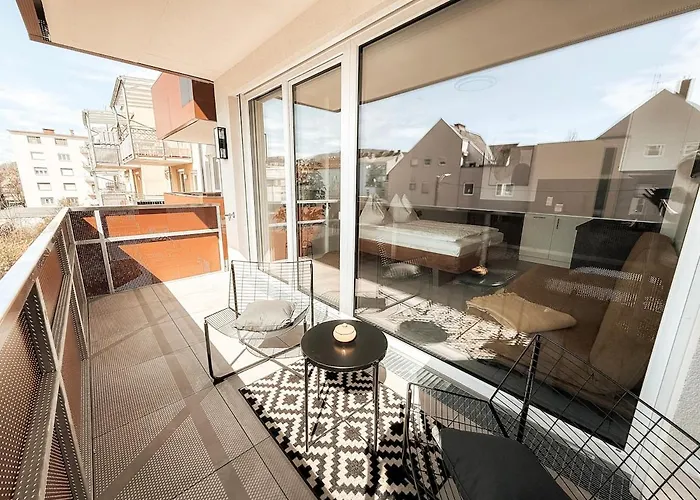 Sonnenseite Mit Balkon In Appartamento